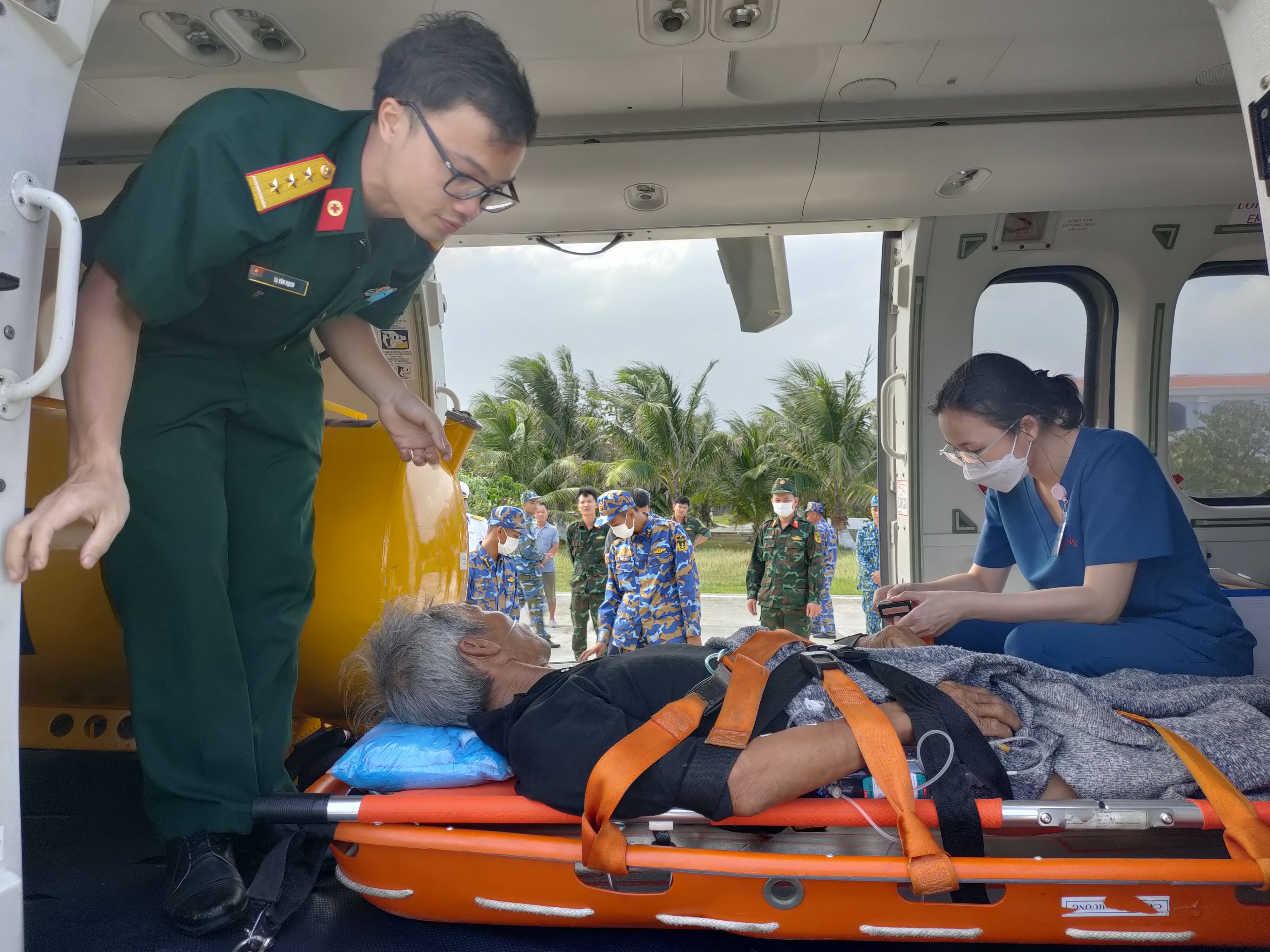 Trực thăng EC 225  đưa ngư dân từ đảo Song Tử Tây vào bờ chữa trị